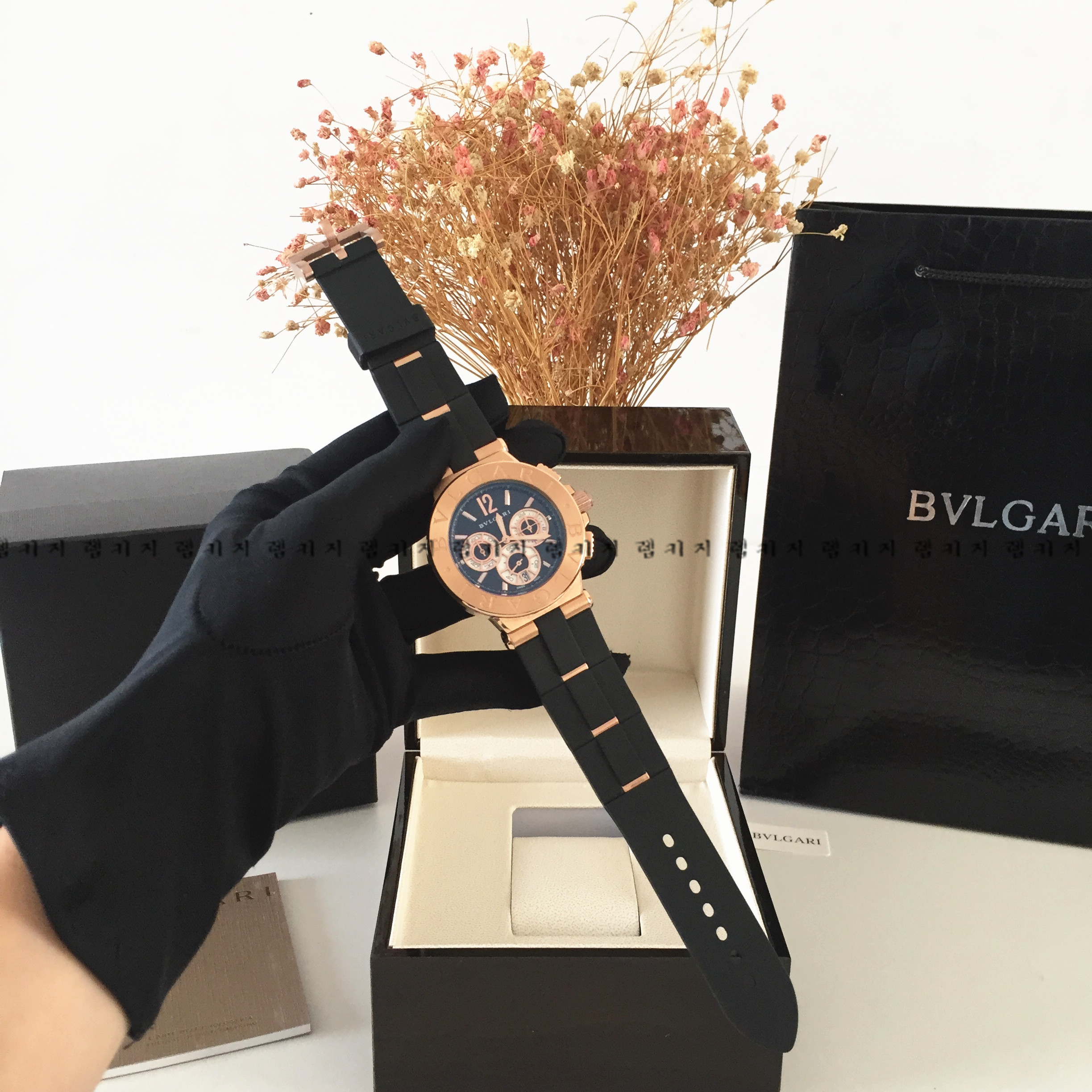 불가리 디아고노 금장 블랙다이얼 우레탄시계